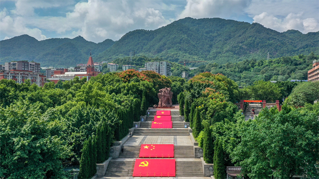 跟隨教員的腳步，來到一座留有中國革命史深刻印記的山……